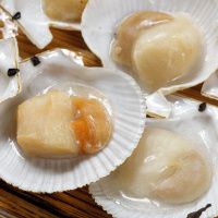 Гребешок свежемороженный на створке